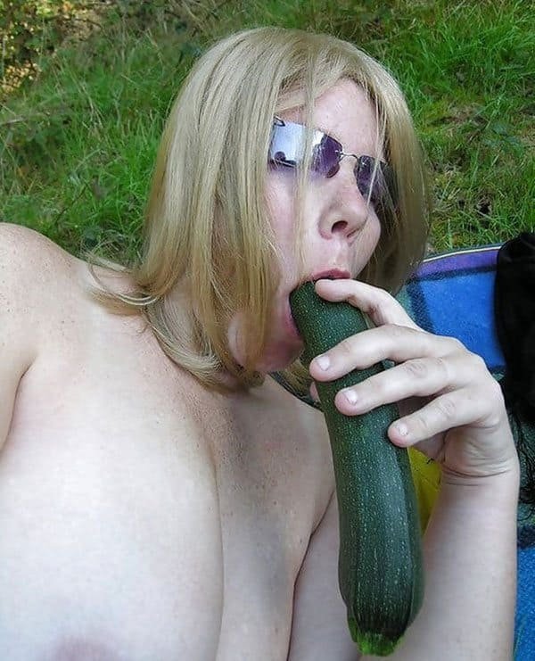 Curvy amateur masturbates outdoors with zucchini - XXX solo porn pic