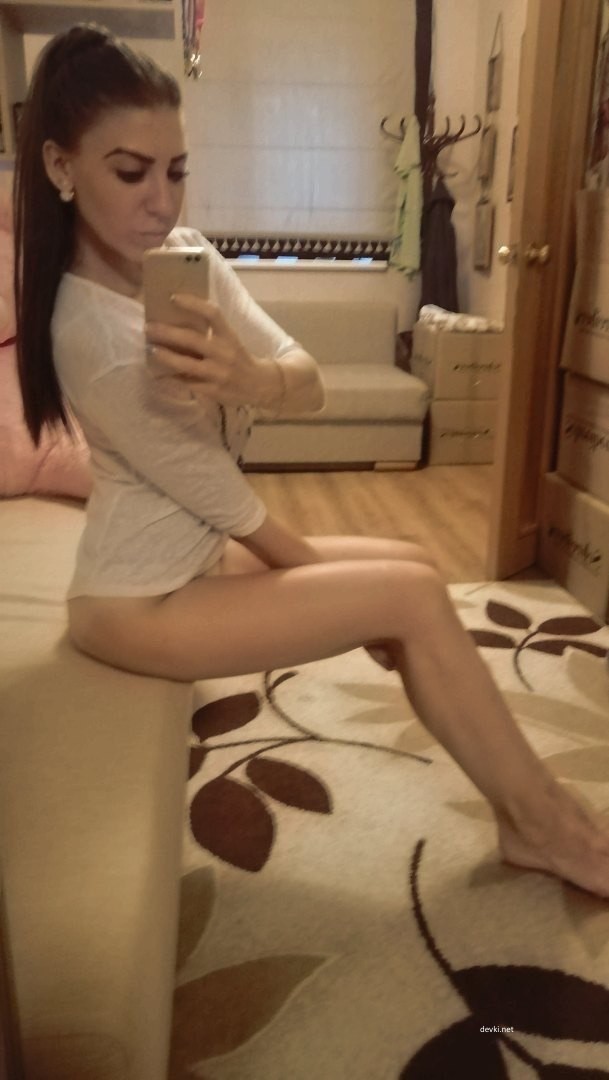 Hot Brunette Naked in Various Poses - Explicit Amateur Porn Pics