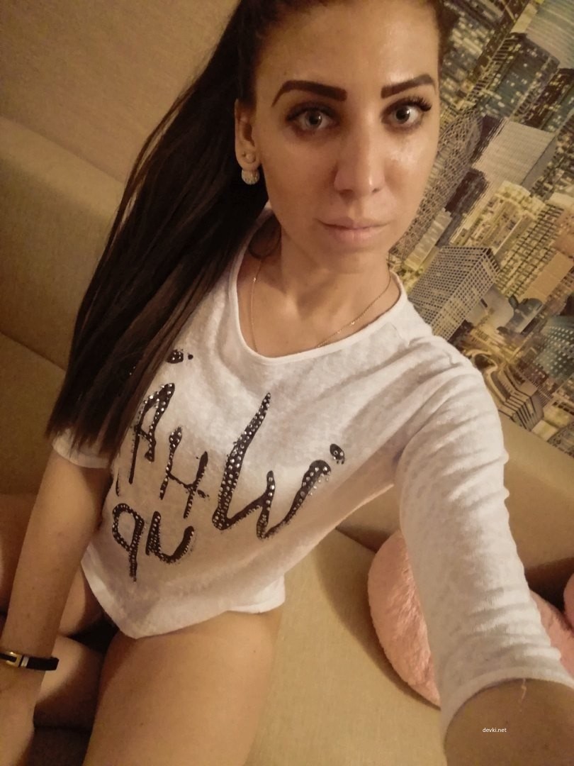 Hot Brunette Naked in Various Poses - Explicit Amateur Porn Pics