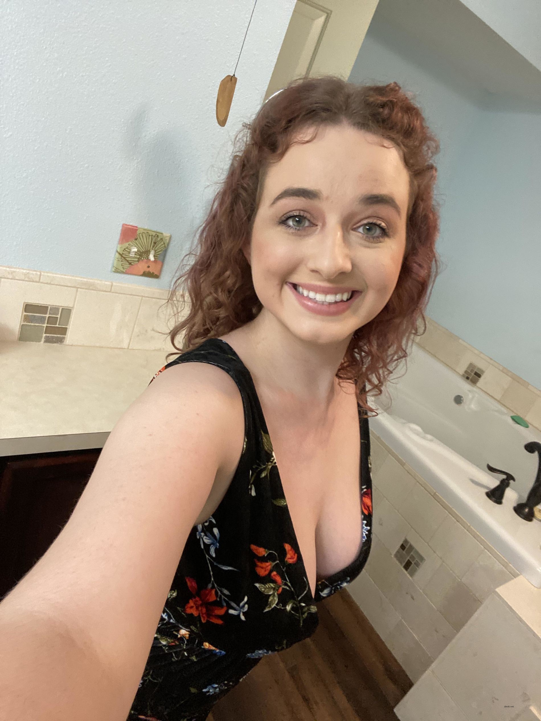 Seductive Body and Cute Face: Explicit Amateur Photo Session
