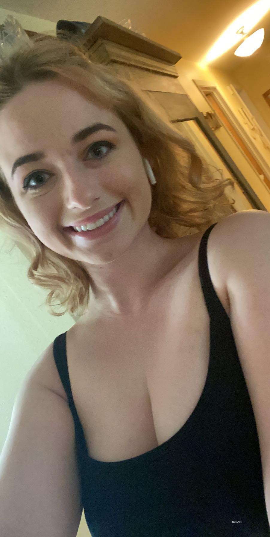 Seductive Body and Cute Face: Explicit Amateur Photo Session