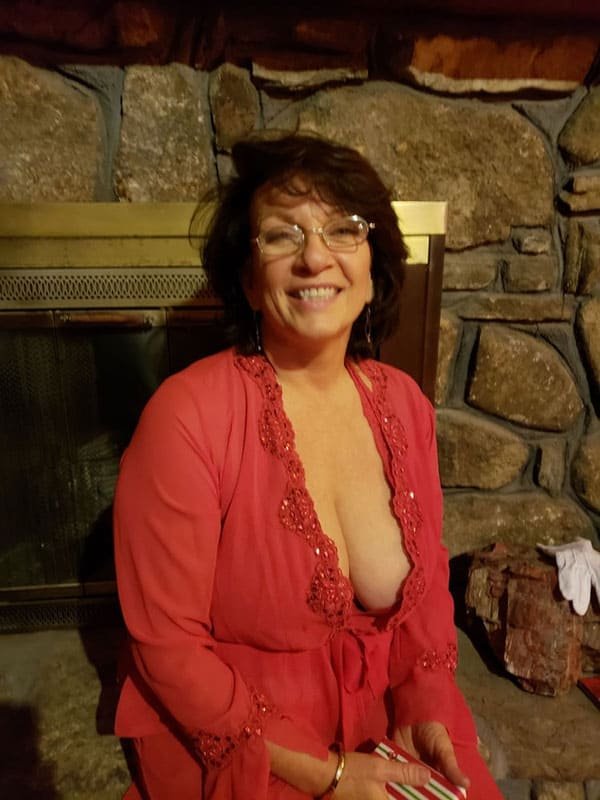 Mature MILF's New Year Blowjob: Explicit Amateur Porn Photo