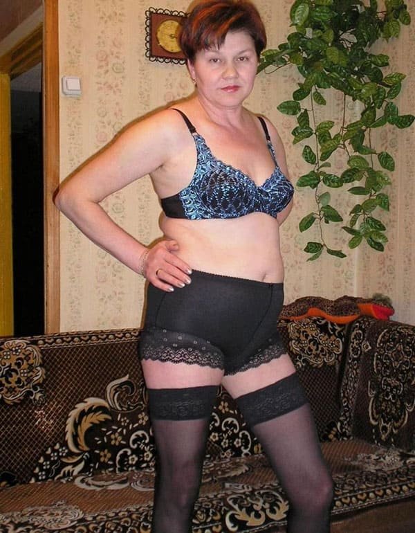 Russian Mother-in-law's Hairy Pussy Amateur Porn Photos