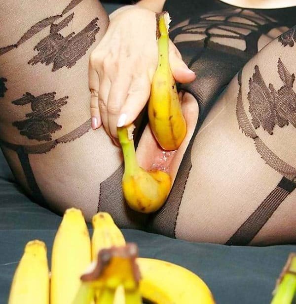 Sluts Masturbate with Banana: Amateur Porn Photo