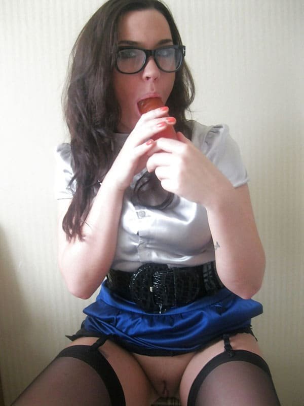 Amateur Babe Masturbates Pussy in Kitchen - Explicit Homemade Porn