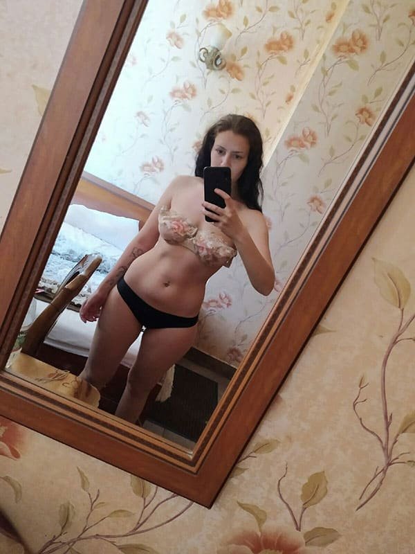 Amateur Slut's Explicit Home Sex Photo Shoot