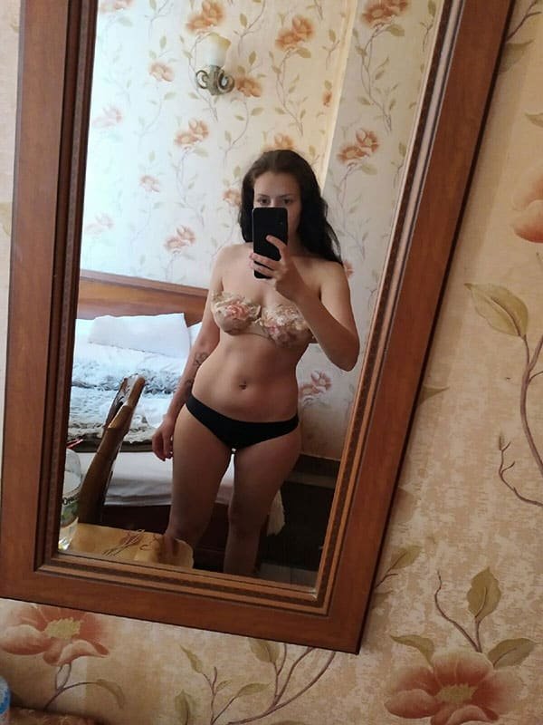 Amateur Slut's Explicit Home Sex Photo Shoot