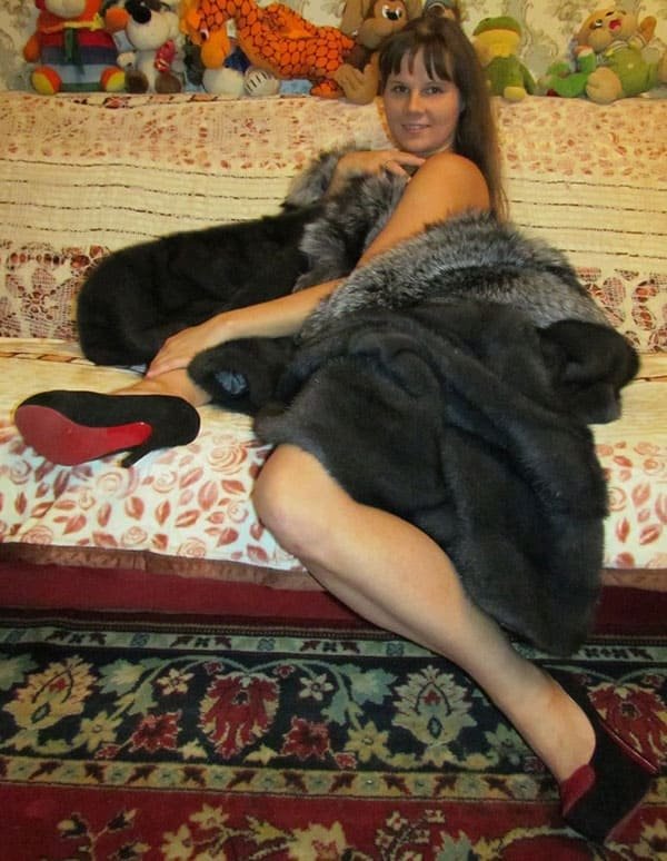 Naked Wife in Fur Coat: Explicit Amateur Nude Photo