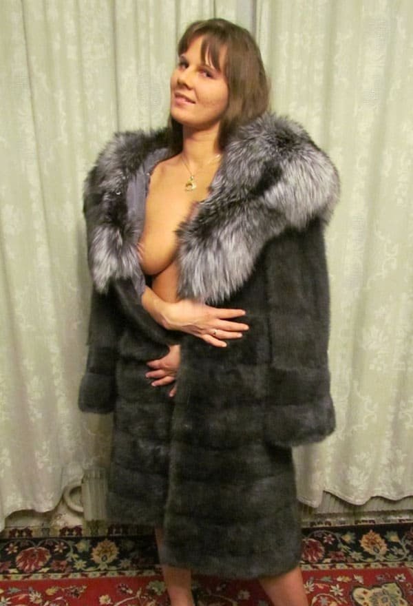 Naked Wife in Fur Coat: Explicit Amateur Nude Photo