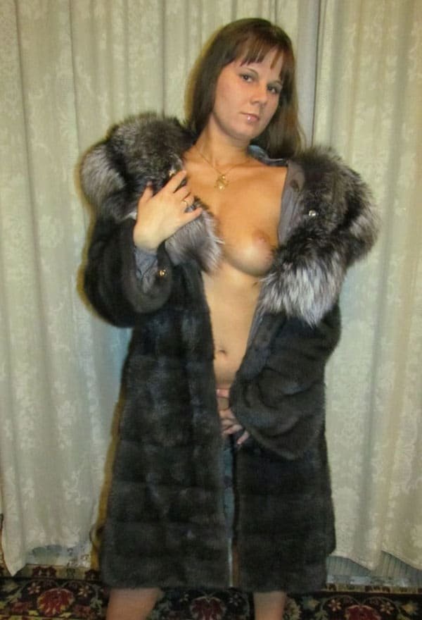 Naked Wife in Fur Coat: Explicit Amateur Nude Photo