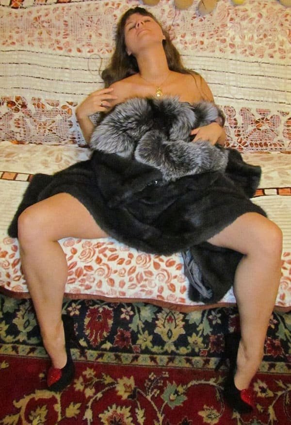 Naked Wife in Fur Coat: Explicit Amateur Nude Photo