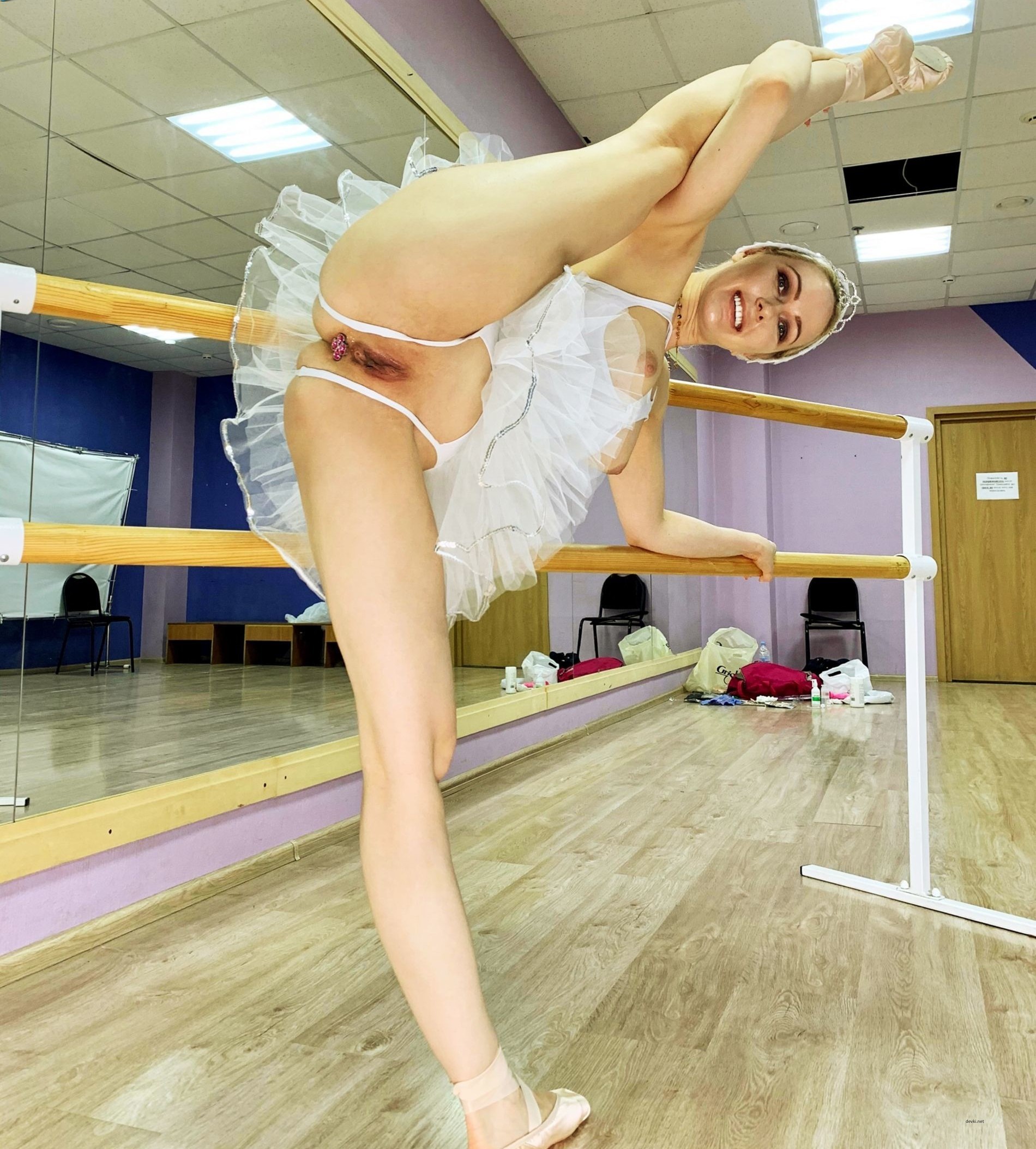 Ballerina Poses Nude in Studio and Home - Explicit Amateur Photos