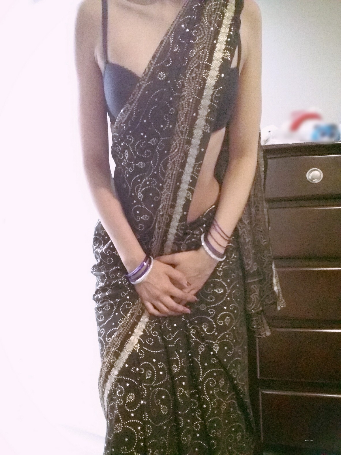 Sexy Indian Girl in Sari Shows Off Her Amateur Photos - Explicit Content