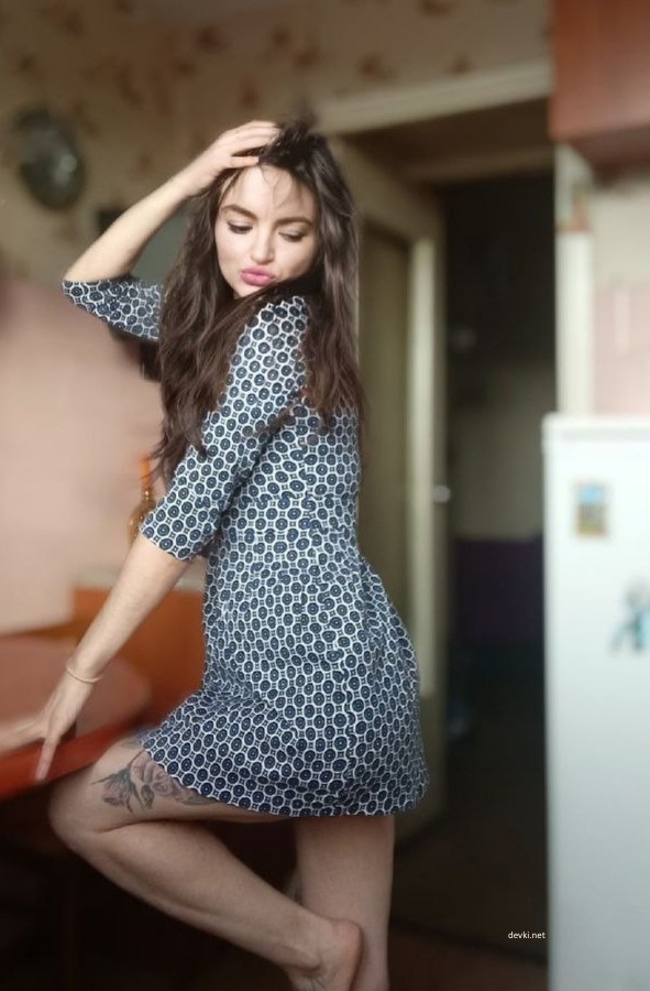 Young Beauty with a Tight Ass: Amateur Photo Shoot
