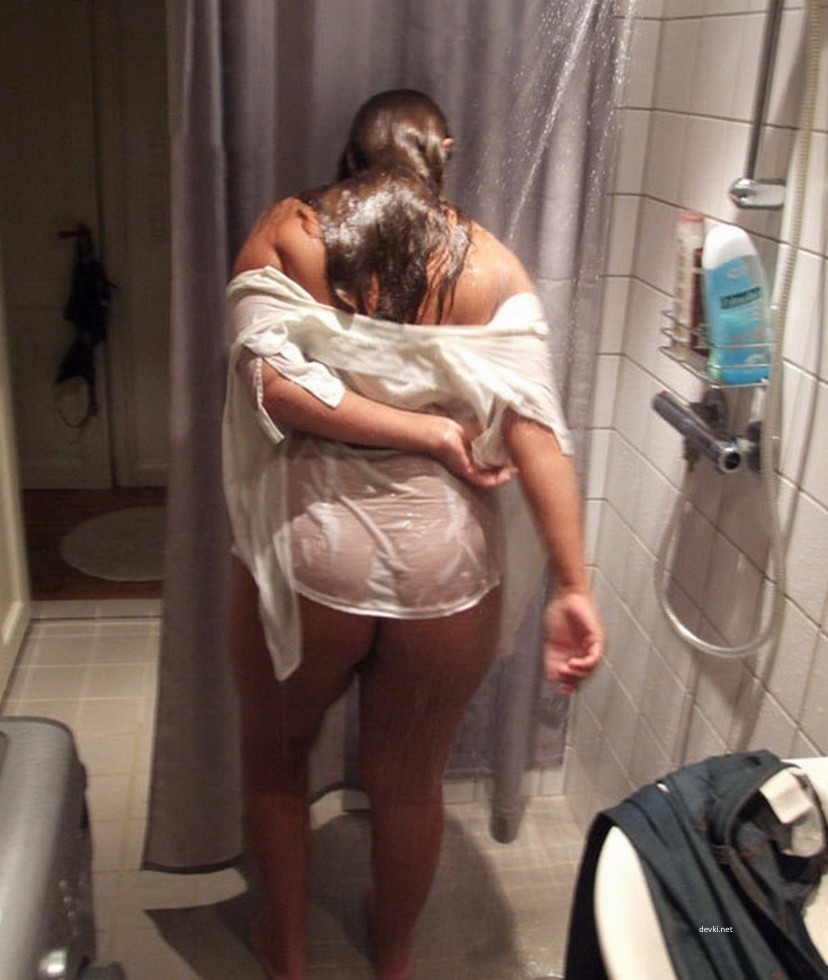 Big Booty Woman Showering - Amateur Explicit Photo