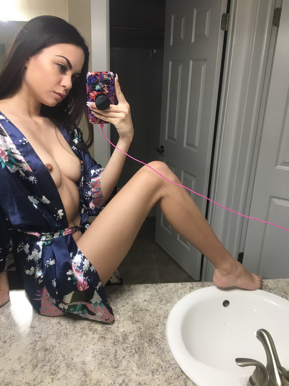 Mirror Masturbation: Hot Amateur Babe in Explicit Porn Pics