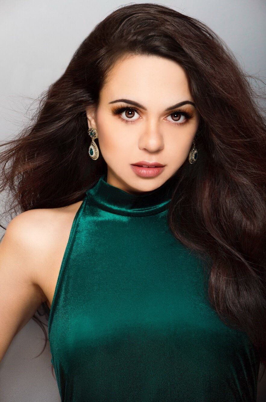 Mirror Masturbation: Hot Amateur Babe in Explicit Porn Pics