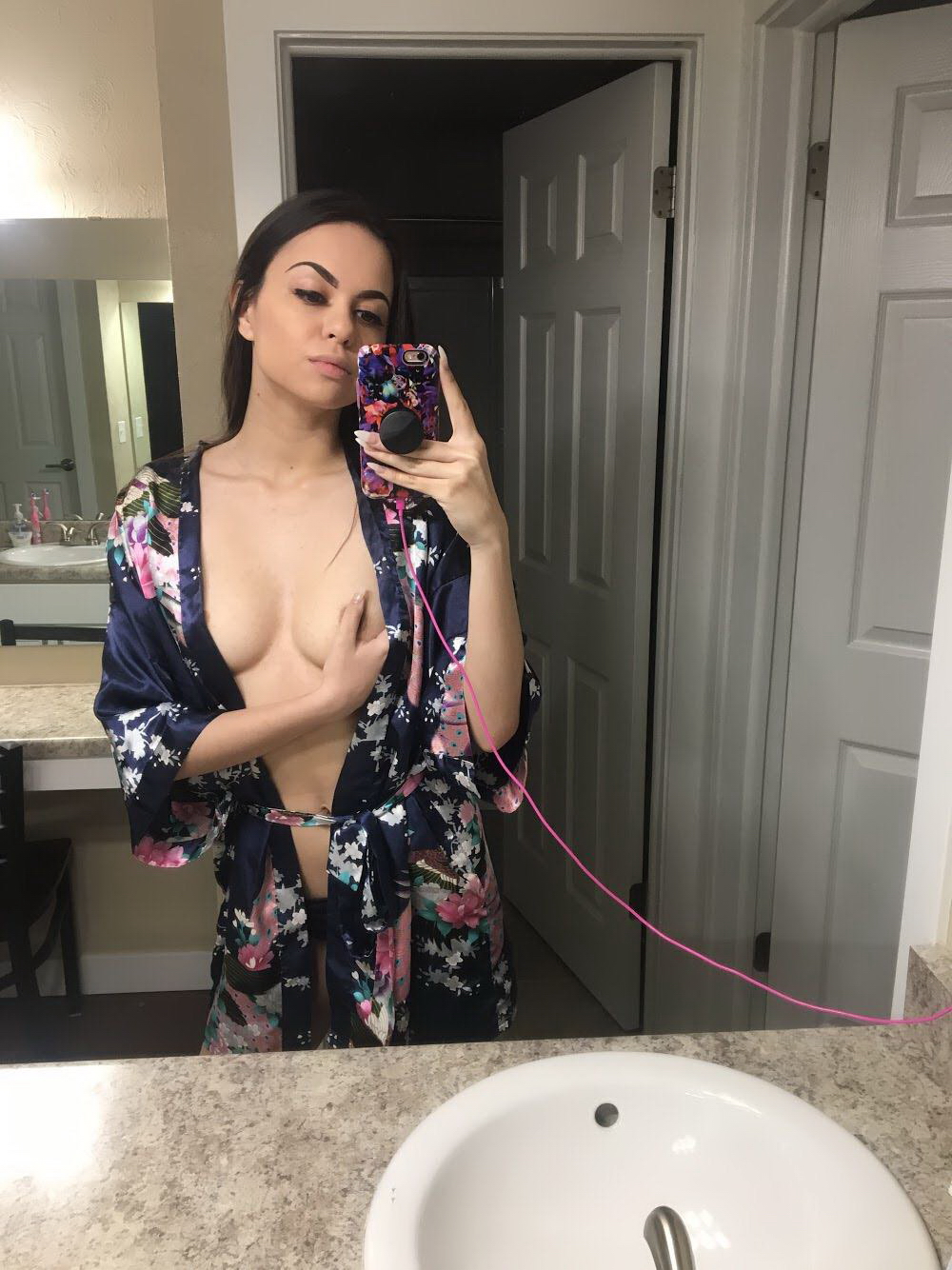 Mirror Masturbation: Hot Amateur Babe in Explicit Porn Pics