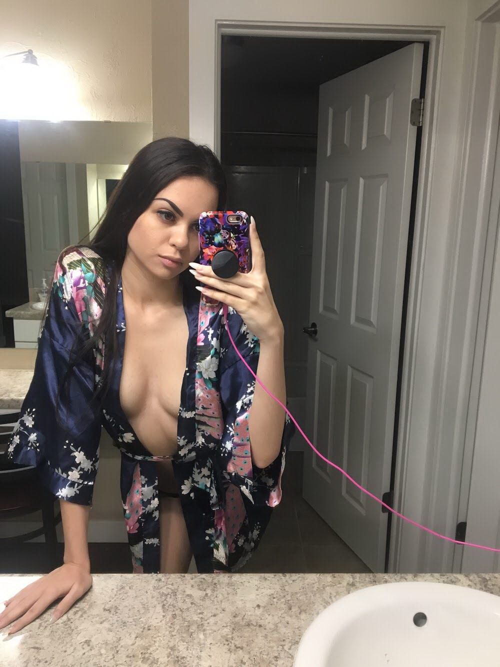 Mirror Masturbation: Hot Amateur Babe in Explicit Porn Pics