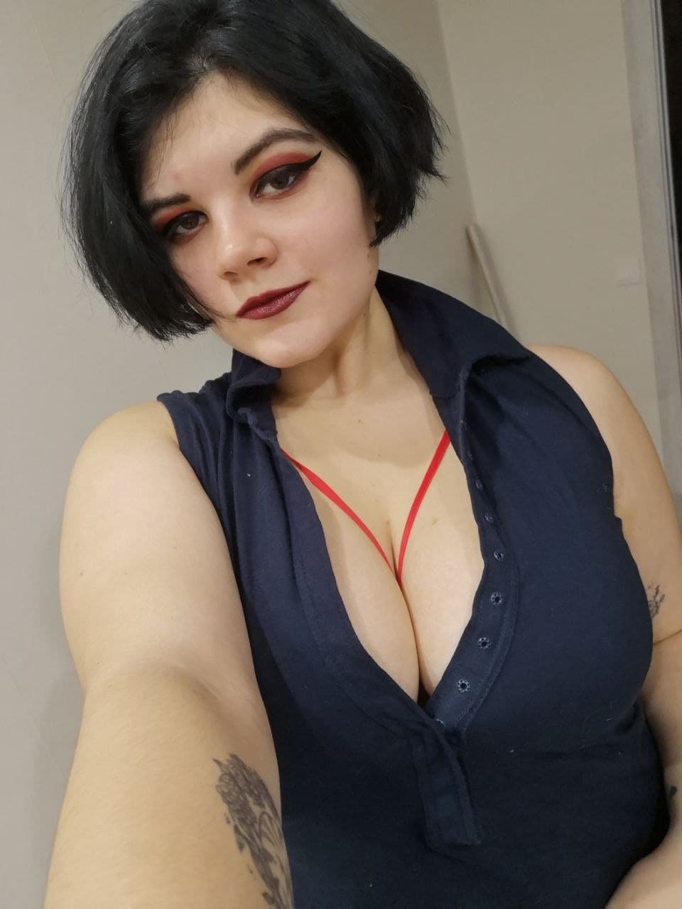 Curvy Russian Cutie Loves Showing Off Her Body in St. Petersburg - Amateur Porn Photos