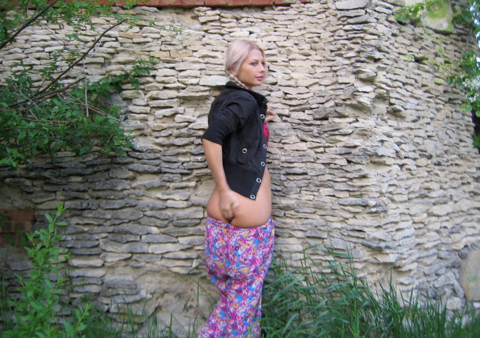 Blonde Amateur Nude Stroll: Explicit Outdoor Nakedness!
