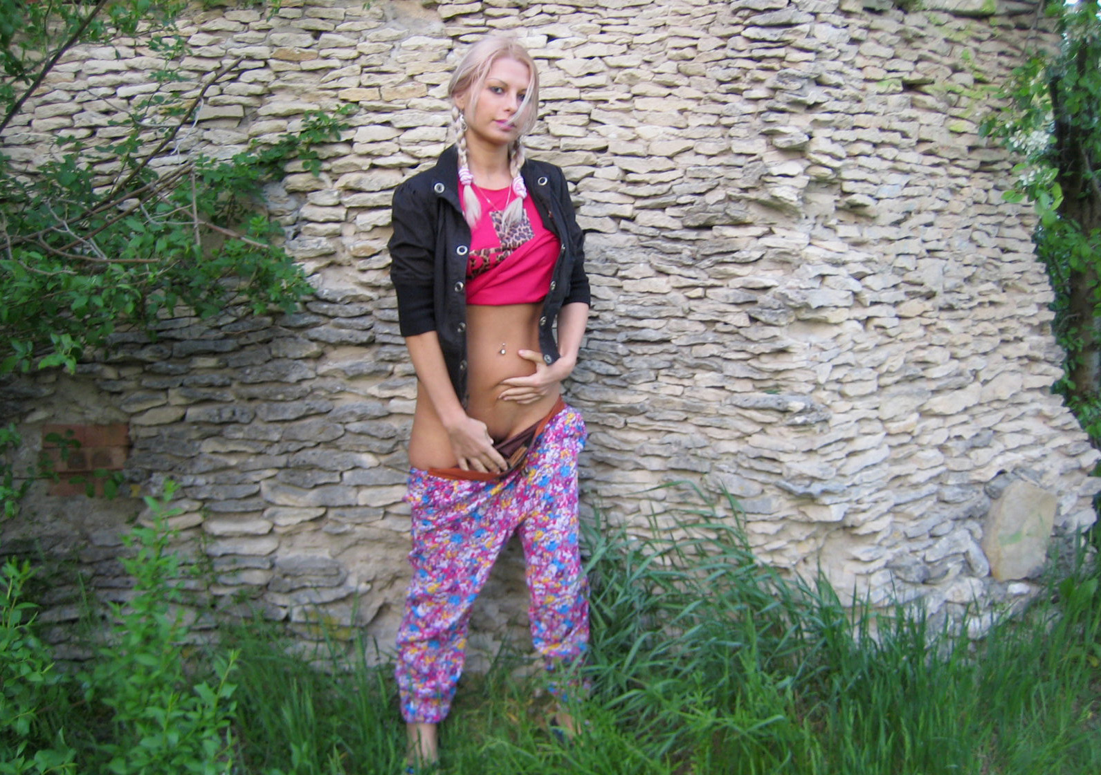 Blonde Amateur Nude Stroll: Explicit Outdoor Nakedness!