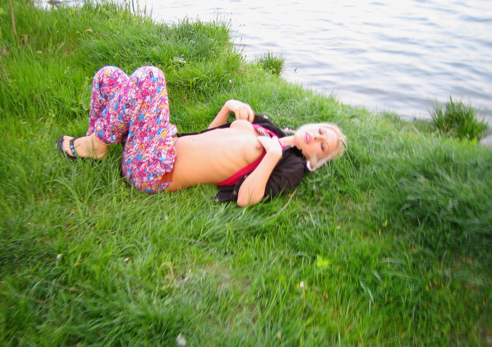 Blonde Amateur Nude Stroll: Explicit Outdoor Nakedness!