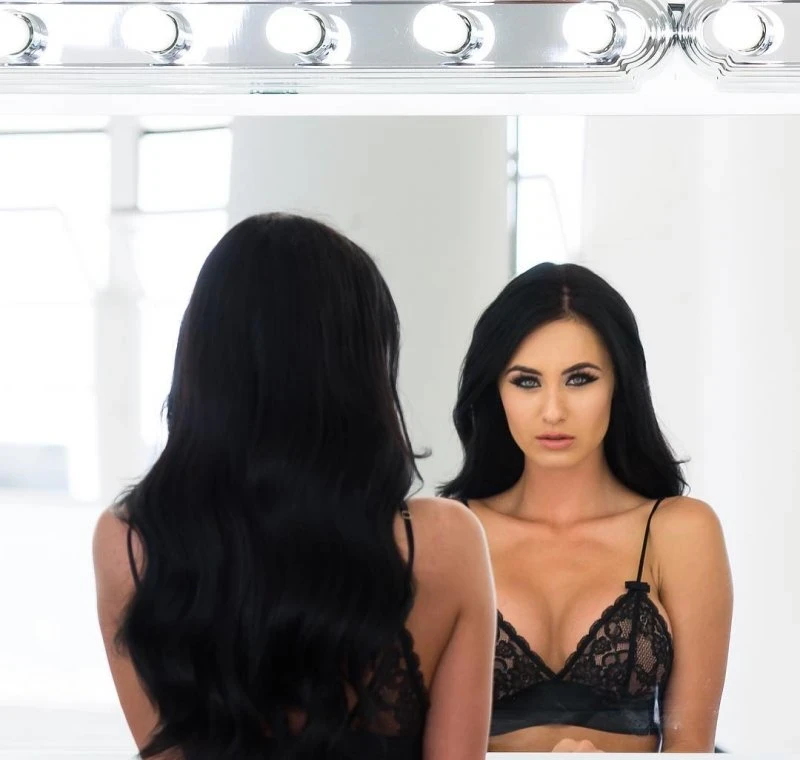 Explicit Babe of the Day - Kylie Walton's Seductive Photoshoot