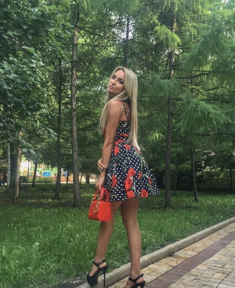 Hot Babes with Sexy Legs: Seductive Photos of Beautiful Women