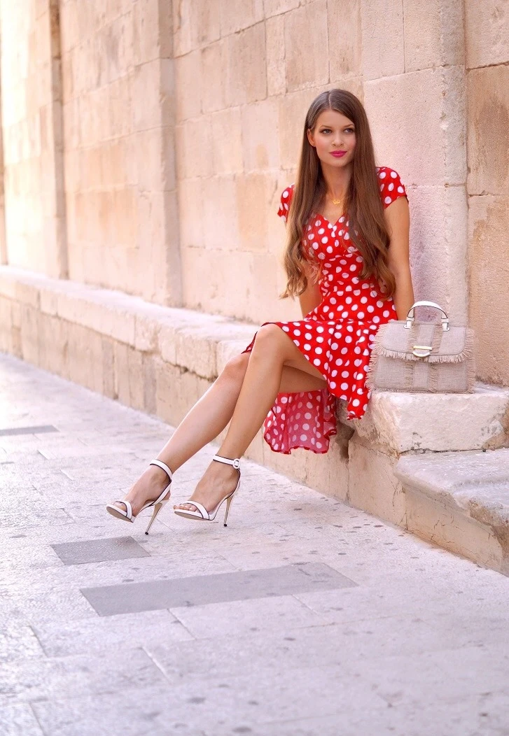 Hot Babes with Sexy Legs: Seductive Photos of Beautiful Women