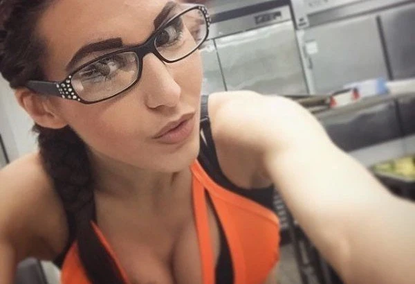 Hot Babes Bored at Work: 24 Steamy Photos of Girls Looking for Fun