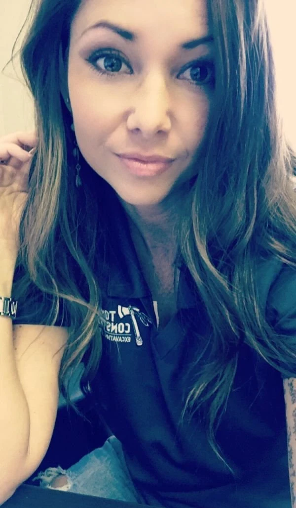 Hot Babes Bored at Work: 24 Steamy Photos of Girls Looking for Fun