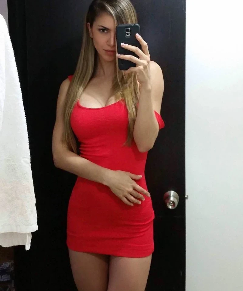 Sexy Girls in Miniskirts: Hot and Seductive Babes Showing Off Legs