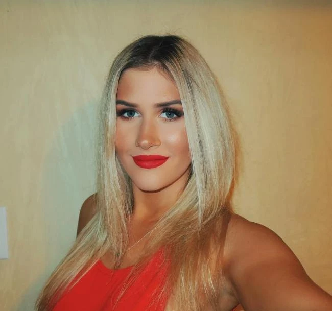 Hot Babes Grab Men's Attention with Bold Red Lipstick! (28 Pics)