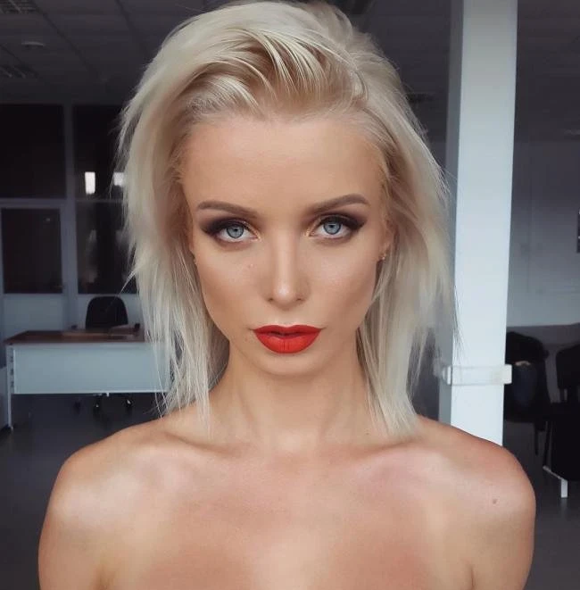 Hot Babes Grab Men's Attention with Bold Red Lipstick! (28 Pics)