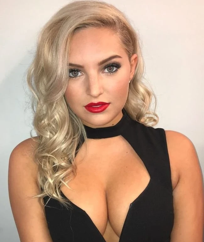 Hot Babes Grab Men's Attention with Bold Red Lipstick! (28 Pics)