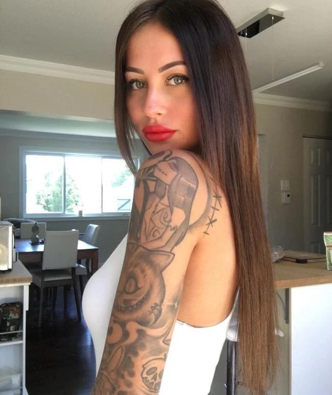 Hot Babes Grab Men's Attention with Bold Red Lipstick! (28 Pics)