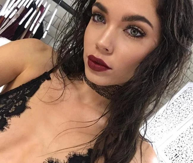 Hot Babes Grab Men's Attention with Bold Red Lipstick! (28 Pics)