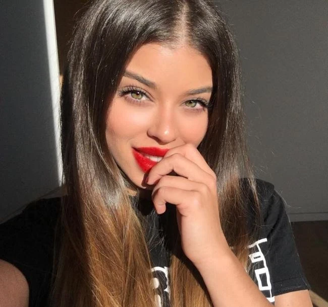 Hot Babes Grab Men's Attention with Bold Red Lipstick! (28 Pics)