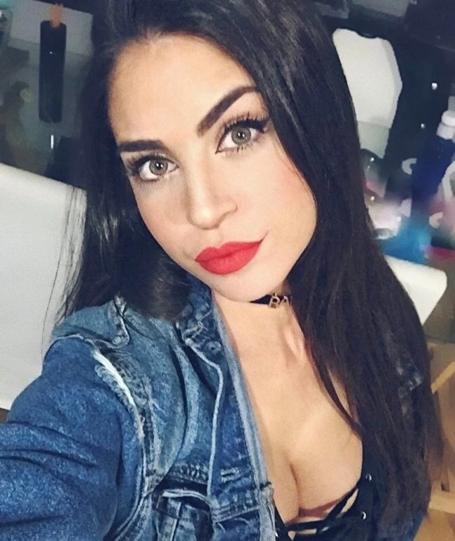 Hot Babes Grab Men's Attention with Bold Red Lipstick! (28 Pics)