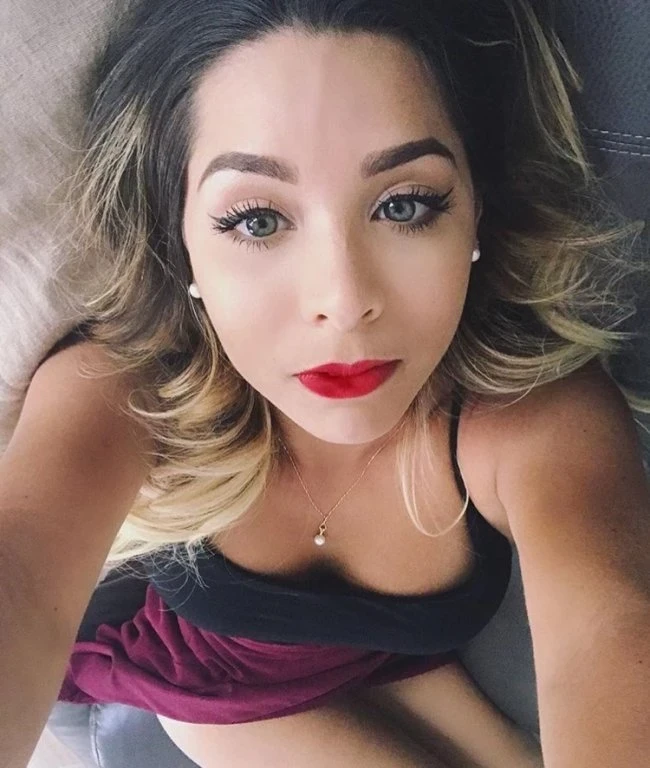 Hot Babes Grab Men's Attention with Bold Red Lipstick! (28 Pics)