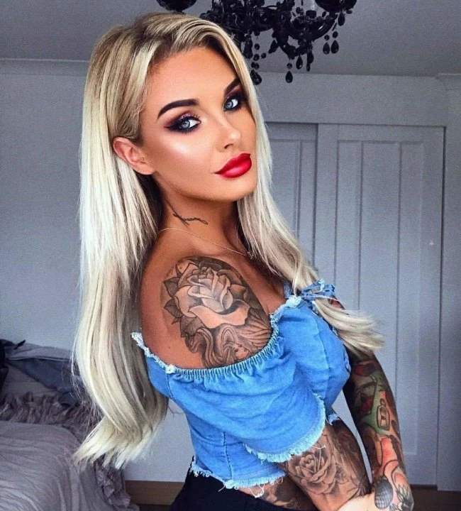 Hot Babes Grab Men's Attention with Bold Red Lipstick! (28 Pics)