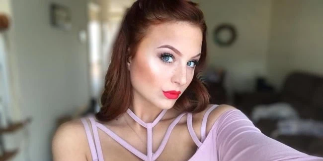 Hot Babes Grab Men's Attention with Bold Red Lipstick! (28 Pics)