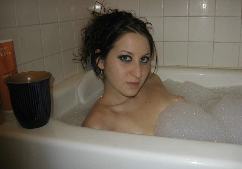 Seductive Beauty in Bath: Amateur Explicit Bathroom Photos