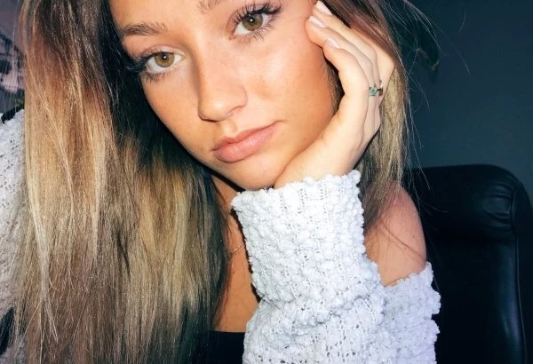 Blondes vs. Brunettes: Hot Babes That Will Drive Men Wild! (38 Pics)