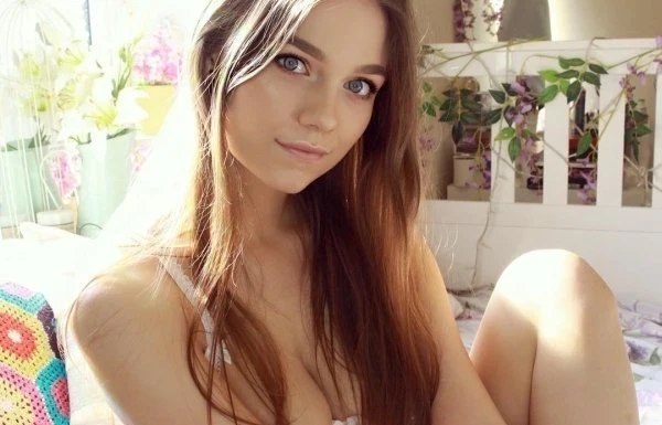 Blondes vs. Brunettes: Hot Babes That Will Drive Men Wild! (38 Pics)