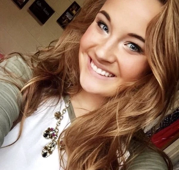 Blondes vs. Brunettes: Hot Babes That Will Drive Men Wild! (38 Pics)