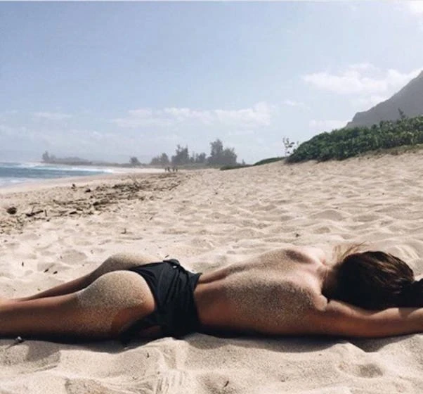 Hot Beach Babes: Stunning Beauties in Sand (53 Photos)