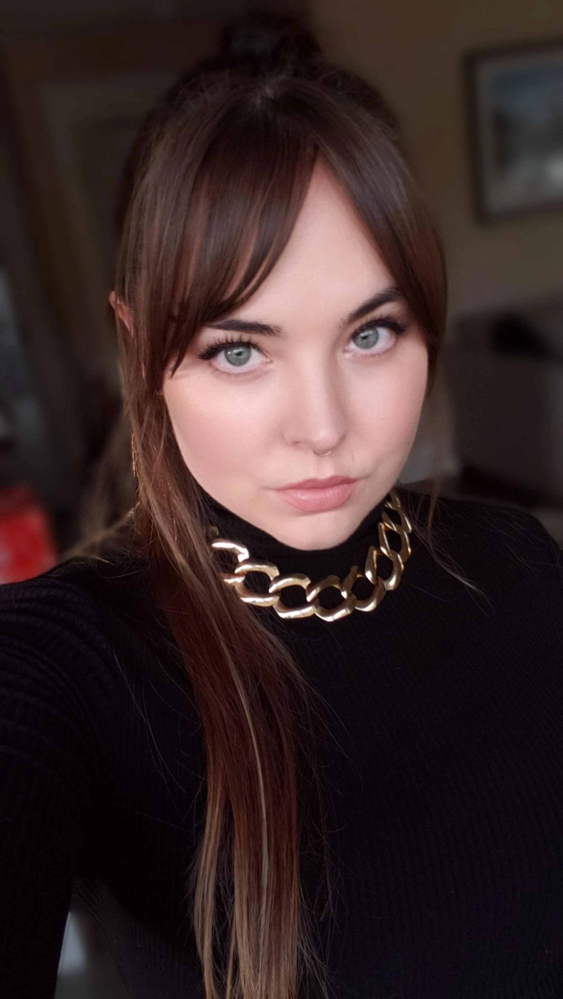 Curvy Seductress: Amateur BBW Temptress in Lingerie