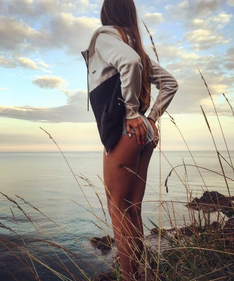 Seductive Girls, Rear View: Hot Babes, Sexy Butts & Tempting Poses!